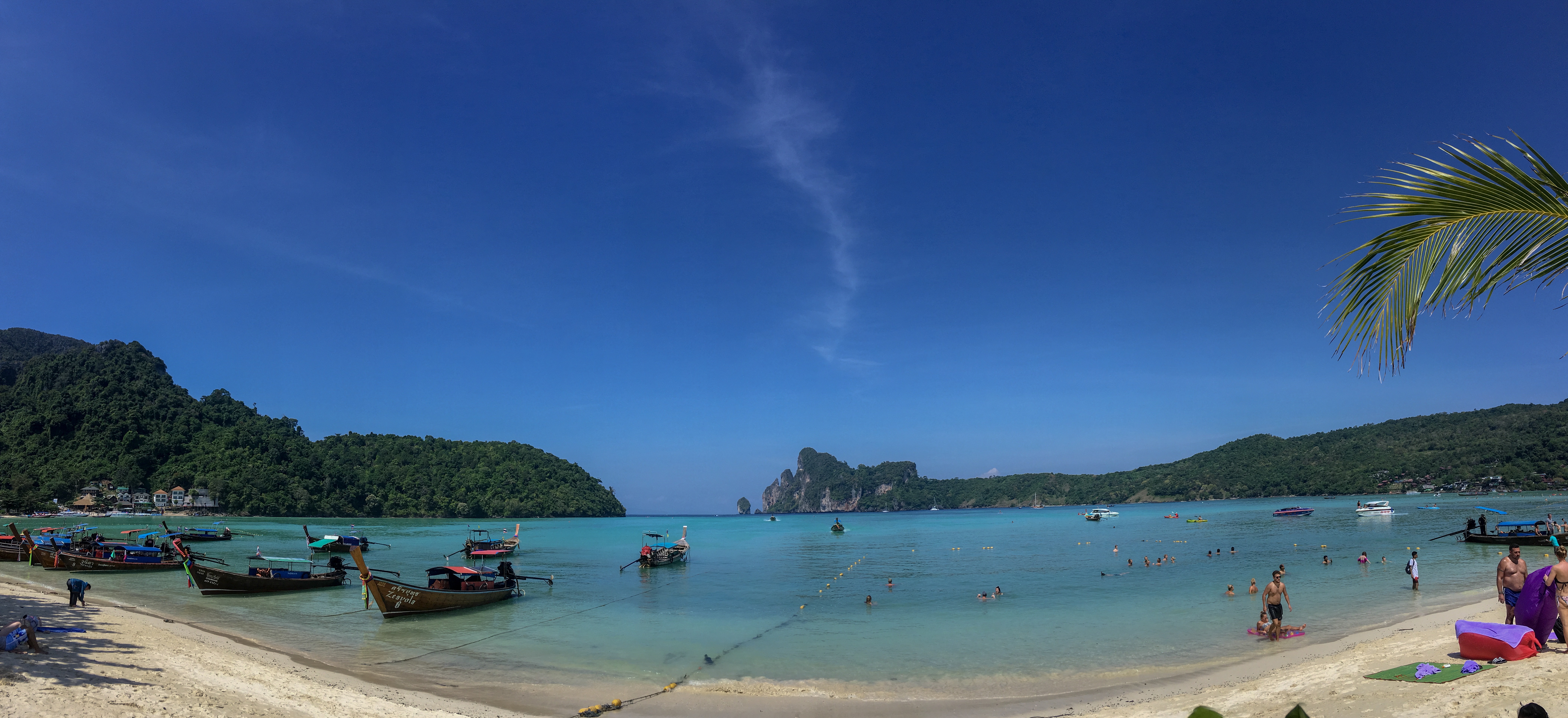 Playa de Phi Phi Island con agua turquesa