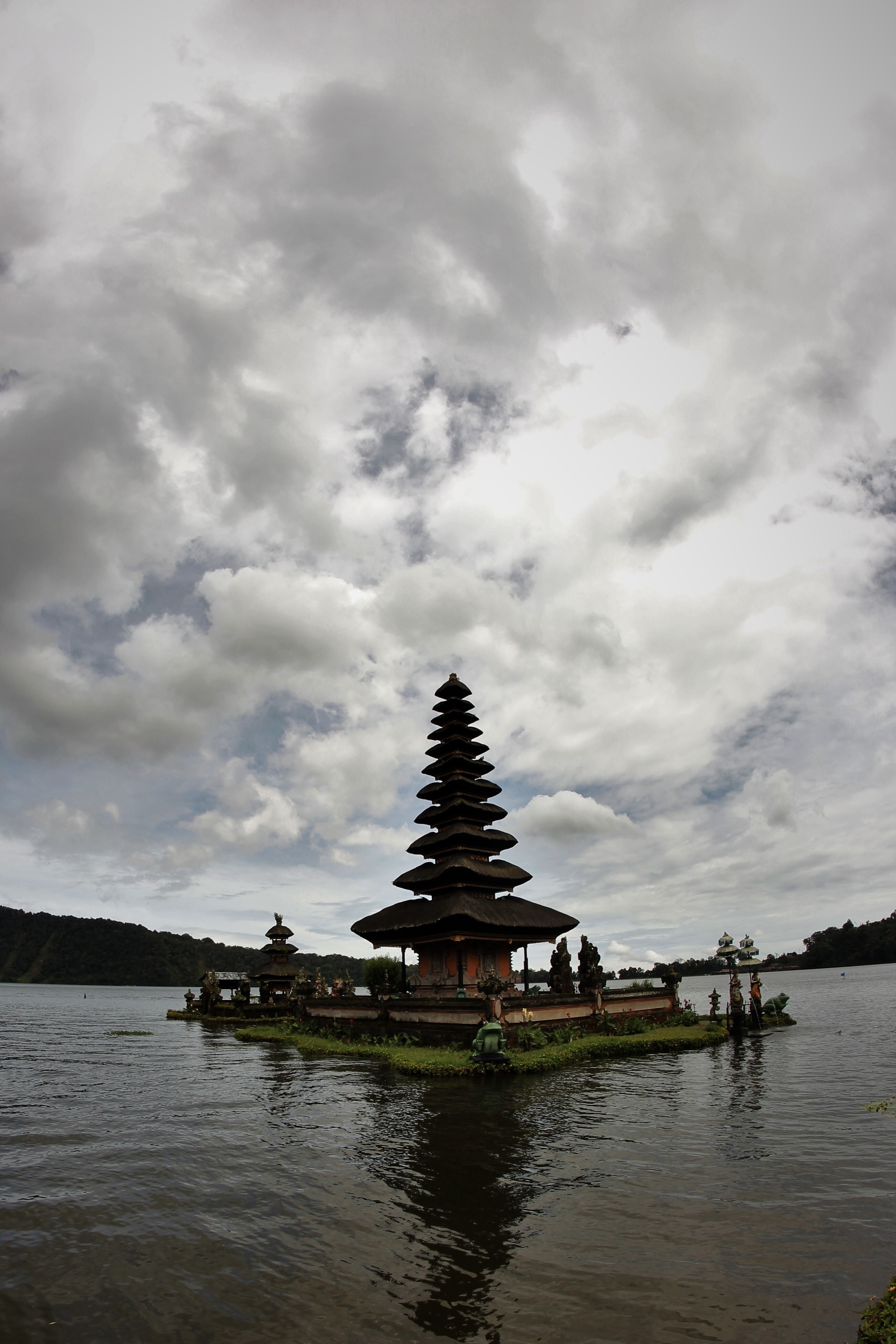 Templo Ulun Danu Bratan sobre el lago, Bali