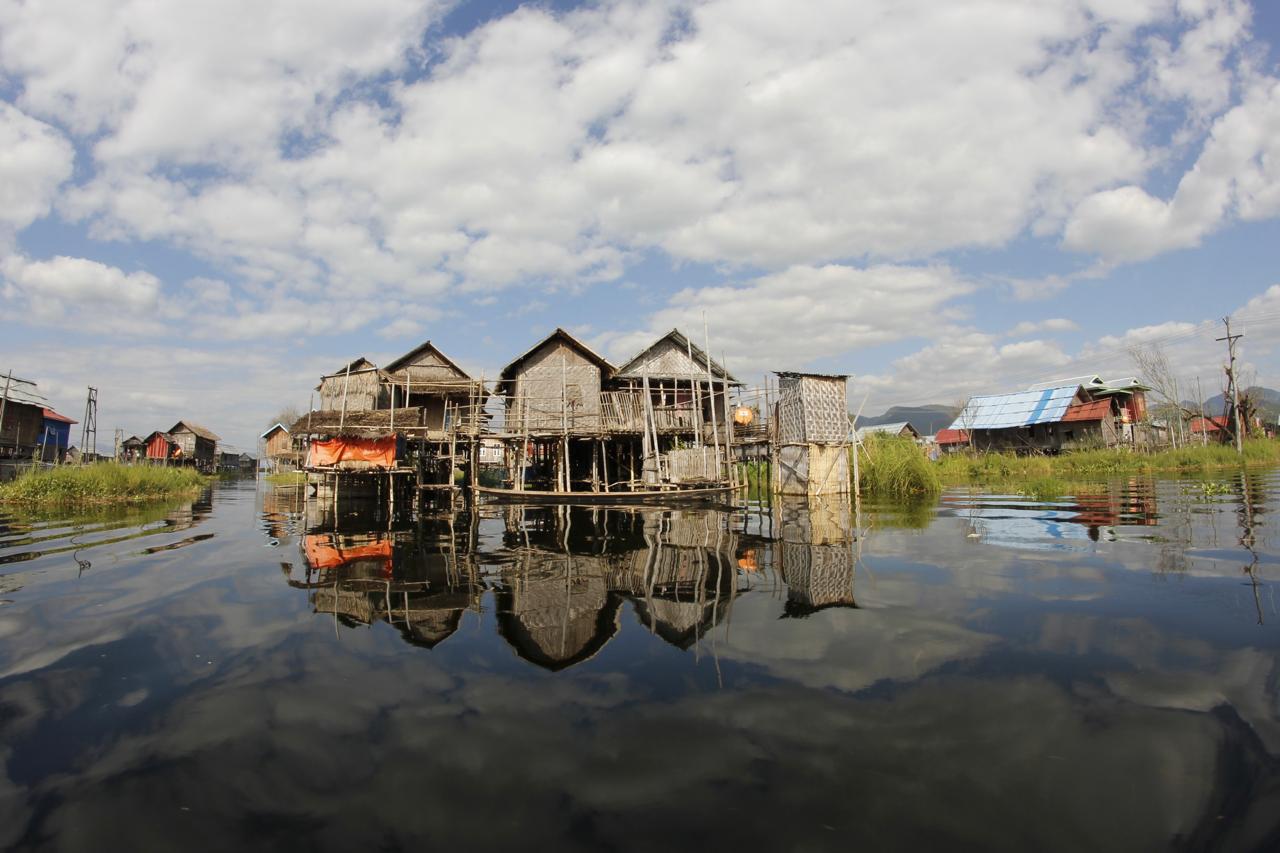 Pueblo flotante en el lago Tonlé Sap, Camboya